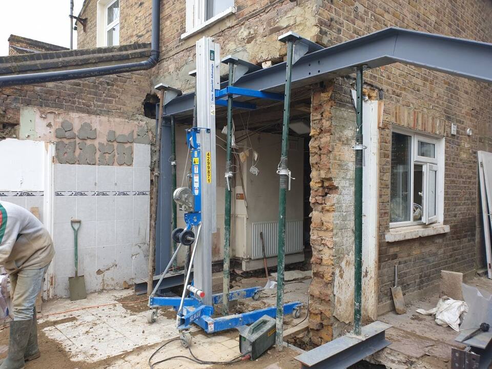 Goalpost frame raised on a material lift